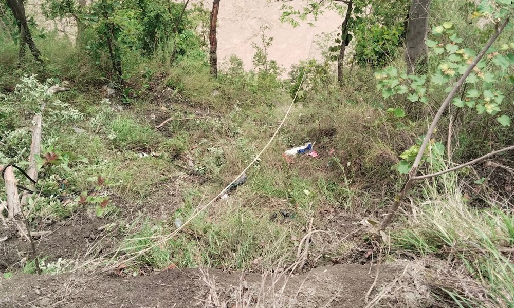 कर्णाली नदीमा खस्यो यात्रुवाहक गाडी